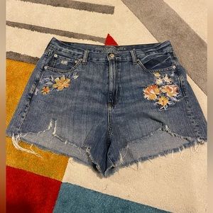 Embroidered American Eagle denim shorts sz 14